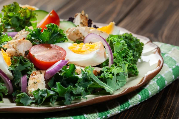 Salada fresca com frango, tomate, ovos e alface em prato — Fotografia de Stock