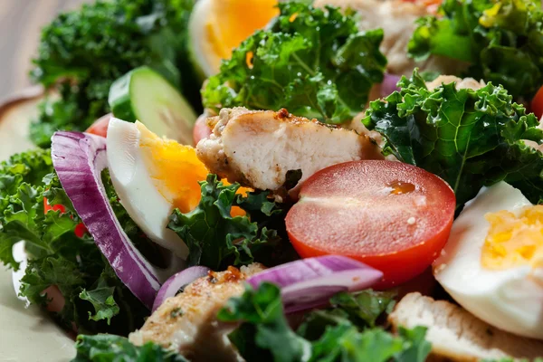 Taze salata tavuk, domates, yumurta ve marul plaka üzerinde — Stok fotoğraf