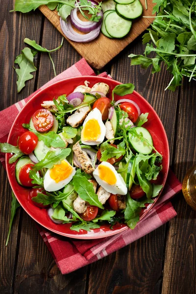 Salada fresca com frango, tomate, ovos e rúcula no prato — Fotografia de Stock