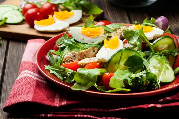 Taze salata tavuk, domates, yumurta ve roka plaka üzerinde — Stok fotoğraf