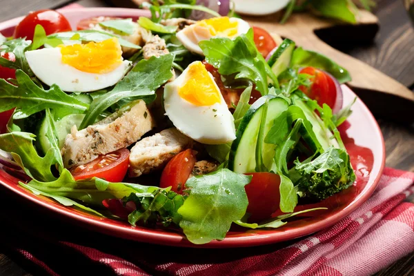 新鮮な鶏肉、トマト、卵、皿にルッコラ サラダ — ストック写真