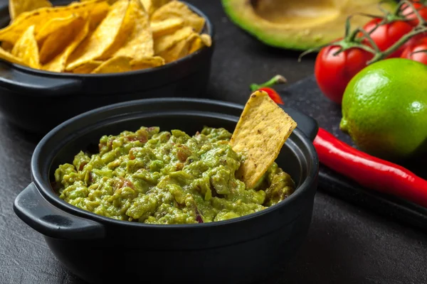 Tál kukorica chips a guacamole — Stock Fotó