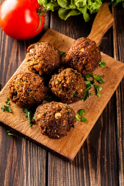 Bolinhas de falafel de grão de bico com legumes — Fotografia de Stock