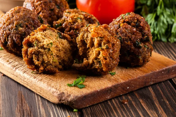 Kichererbsenfalafel-Bällchen mit Gemüse — Stockfoto