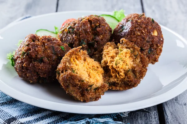 Bolinhas de falafel de grão de bico com legumes — Fotografia de Stock