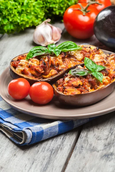 Berinjela assada com pedaços de frango — Fotografia de Stock