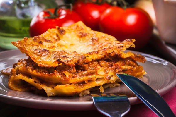 Kawałek smaczne gorące lasagne na talerzu — Zdjęcie stockowe