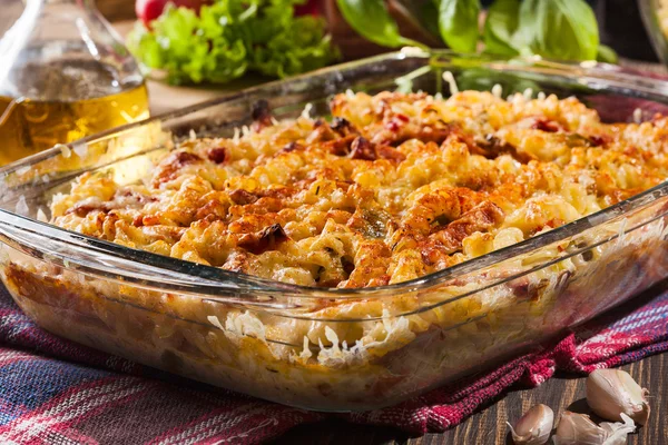 Auflauf Fusilli Pasta mit Wurst, Zucchini und Käse — Stockfoto