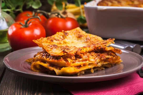 Kus chutné horké lasagne na talíři — Stock fotografie