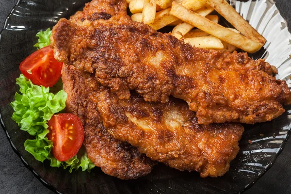 Gebakken vis in een krokant beslag met chips — Stockfoto