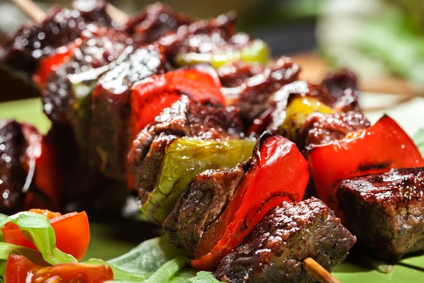 Carne de bovino grelhada e kebabs vegetais — Fotografia de Stock