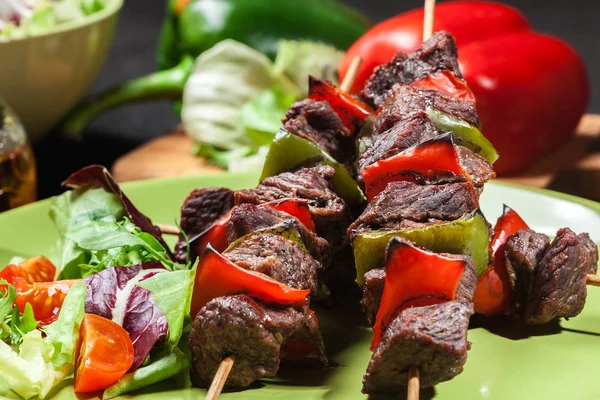 Rundvlees gegrild vlees en fruit kebab — Stockfoto
