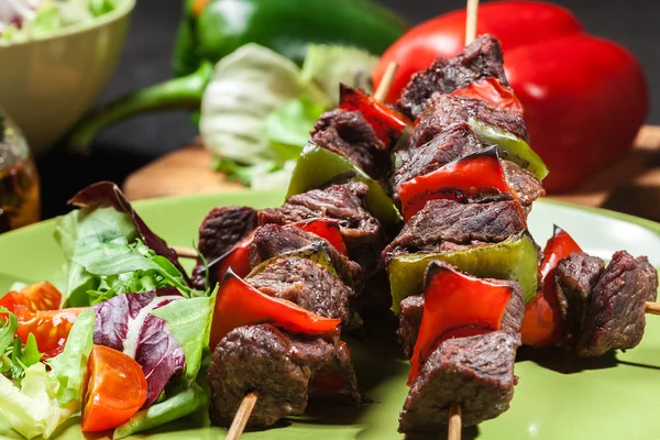 Gegrilltes Rindfleisch und Gemüsespieße — Stockfoto