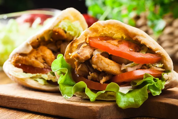 Doner kebab - viande de poulet frite aux légumes — Photo