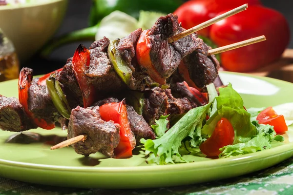 Carne de vacuno a la parrilla y kebabs vegetales — Foto de Stock