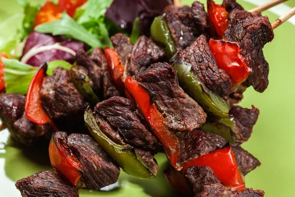 焼肉の肉と野菜のケバブ — ストック写真