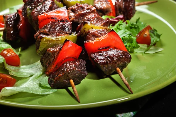 Carne de vacuno a la parrilla y kebabs vegetales —  Fotos de Stock