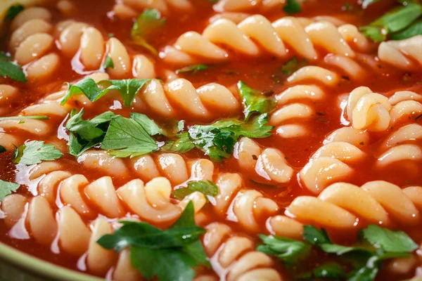 Nouilles à la soupe aux tomates dans le bol — Photo