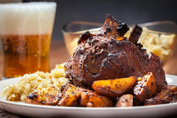 Poignée de porc à la choucroute frite et pommes de terre cuites au four — Photo