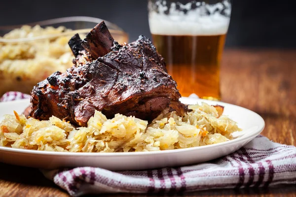 Poignée de porc à la choucroute frite et pommes de terre cuites au four — Photo