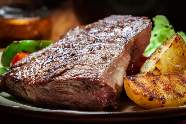 Adag sült marha steak, grillezett burgonya és a paprika — Stock Fotó