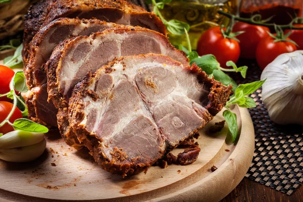 Gebratener Schweinenacken mit Gewürzen — Stockfoto