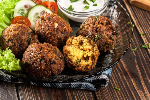 Bolas de falafel de garbanzo con verduras —  Fotos de Stock