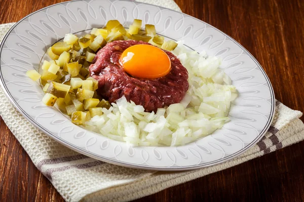 卵の黄身、玉ねぎやピクルスのタルタル ステーキ — ストック写真