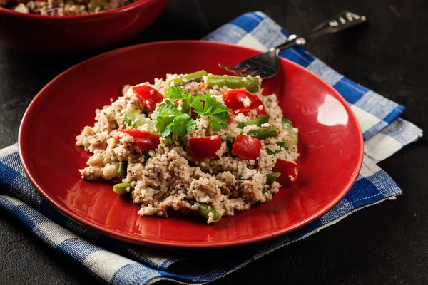 Салат кускус с тунцом, перец, огурец, красный лук и зеленая фасоль — стоковое фото