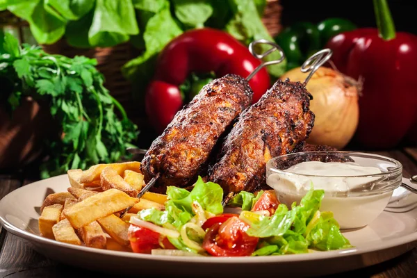 Gegrillter Schaschlik mit Pommes frites und Salat — Stockfoto