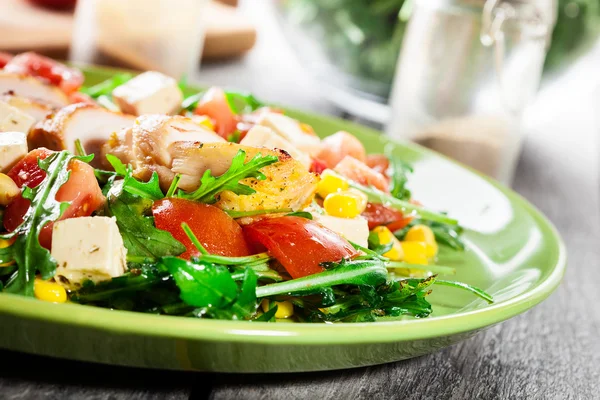 Insalata fresca con petto di pollo, rucola e pomodoro — Foto Stock