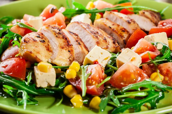 Frischer Salat mit Hühnerbrust, Rucola und Tomaten — Stockfoto