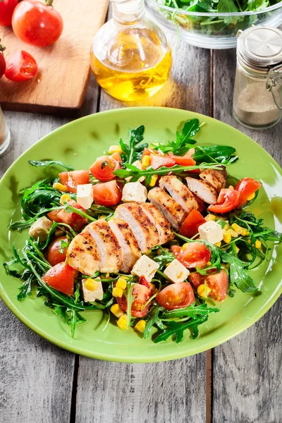 Fresh salad with chicken breast, arugula and tomato — Stock Photo, Image