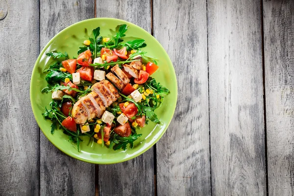 Insalata fresca con petto di pollo, rucola e pomodoro — Foto Stock