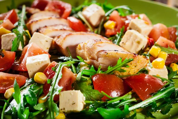 Frischer Salat mit Hühnerbrust, Rucola und Tomaten — Stockfoto