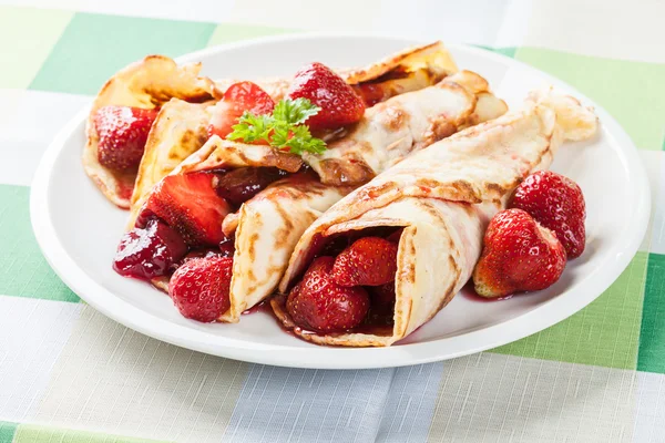 Crêpes traditionnelles servies avec des fraises — Photo
