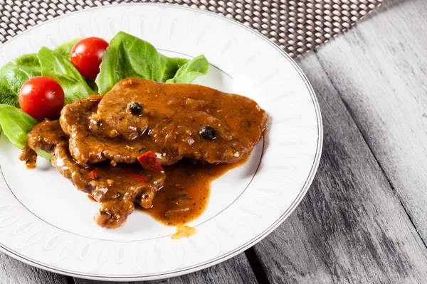 Pork chop met saus en groenten — Stockfoto