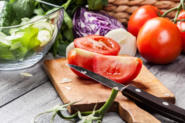 Verduras picadas: tomates en la tabla de cortar —  Fotos de Stock