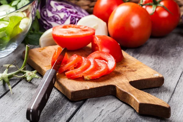 Chopped vegetables: tomatoes on cutting board — Stock Photo, Image