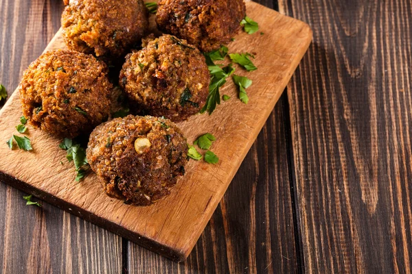 Bolinhas de falafel de grão de bico com legumes — Fotografia de Stock