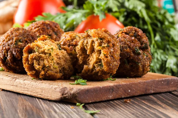 Kichererbsenfalafel-Bällchen mit Gemüse — Stockfoto