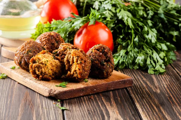 Bolinhas de falafel de grão de bico com legumes — Fotografia de Stock