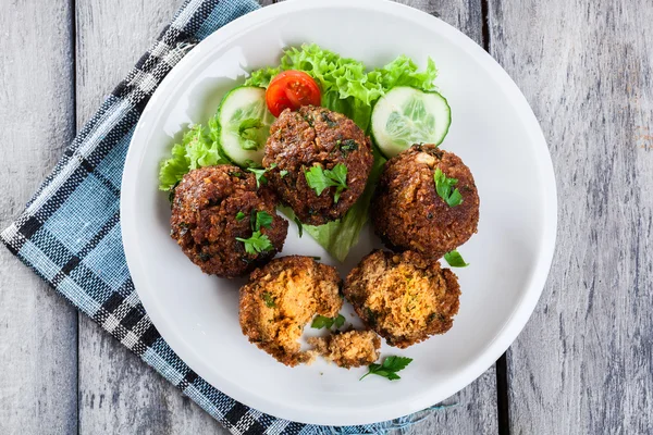 Bolinhas de falafel de grão de bico com legumes — Fotografia de Stock