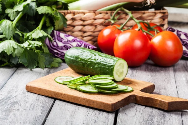 Gehakte groenten: komkommer op snijplank — Stockfoto