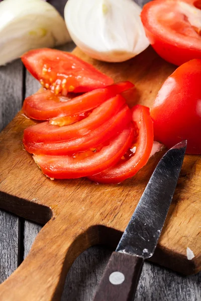 Verduras picadas: tomates en la tabla de cortar —  Fotos de Stock