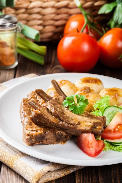 Pork spareribs served with silesian noodles and sauce — Stock Photo, Image