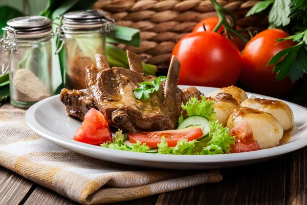 Varkensvlees sparerib geserveerd met Silezië noedels en saus — Stockfoto