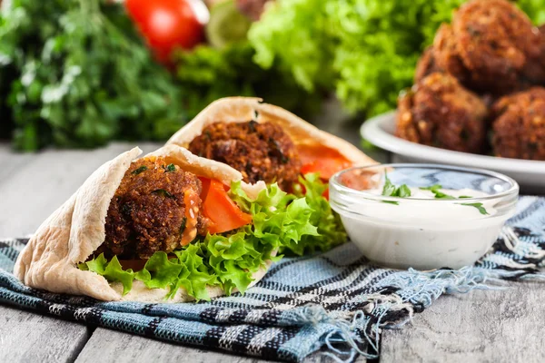 Pita bread with falafel and fresh vegetables — Stock Photo, Image