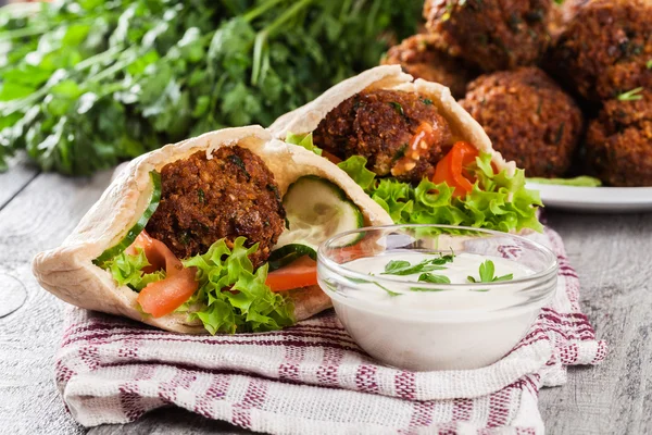 Pão Pita com falafel e legumes frescos — Fotografia de Stock