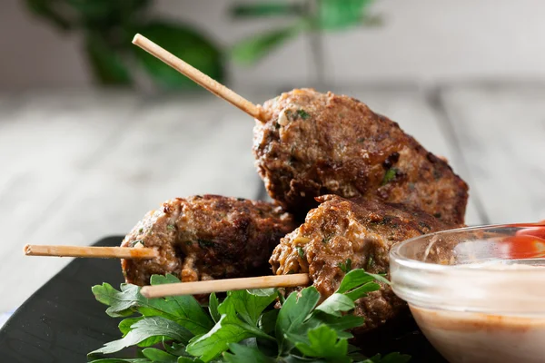 Gegrillte Kofta mit Gemüse auf einem Teller — Stockfoto